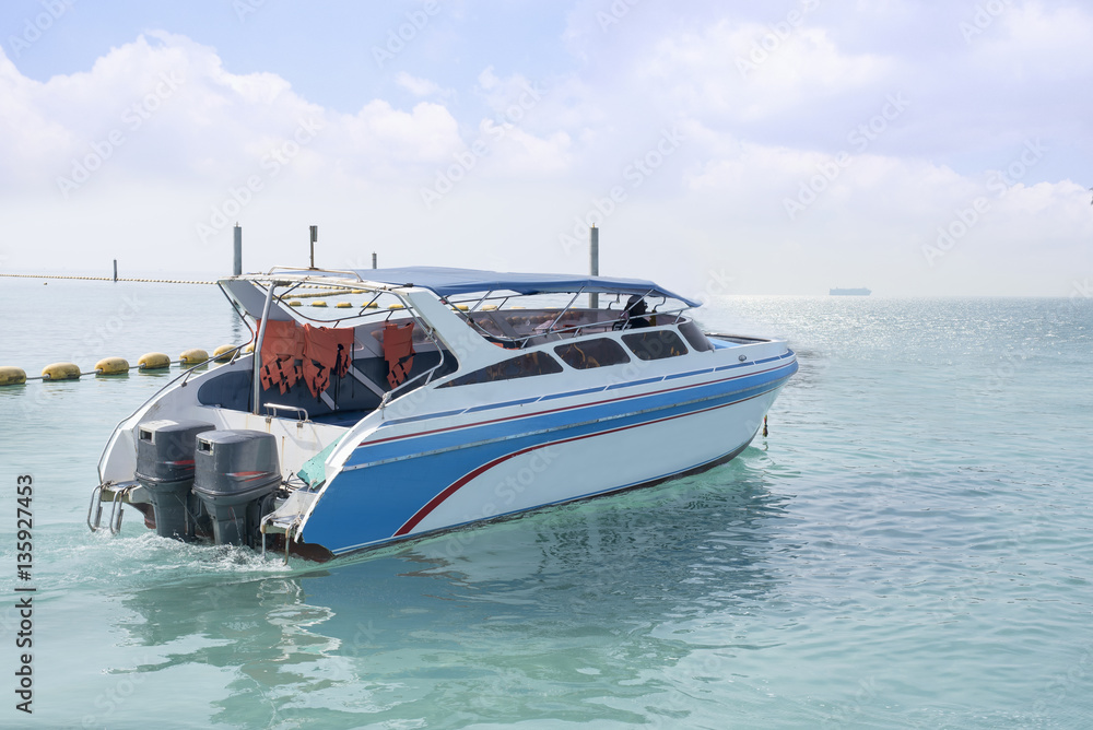 Naklejka premium speed boat in tropical sea