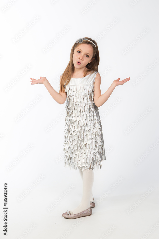 bellissima bambina principessa con stupendi vestitini bellissima bambina principessa con stupendi vestitini