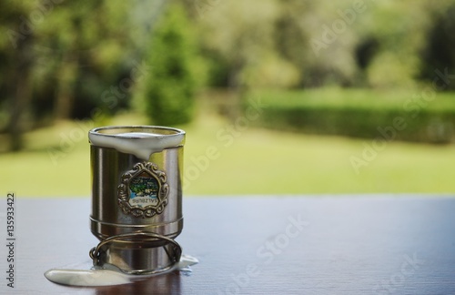 Balde antigo para armazenar leite na fazenda