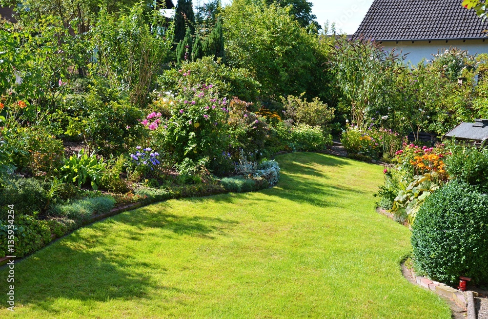 Schöner Garten StockFoto Adobe Stock