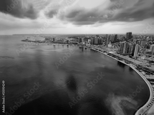 Fotografía Aerial view of the Bay of Luanda in Luanda, Angola