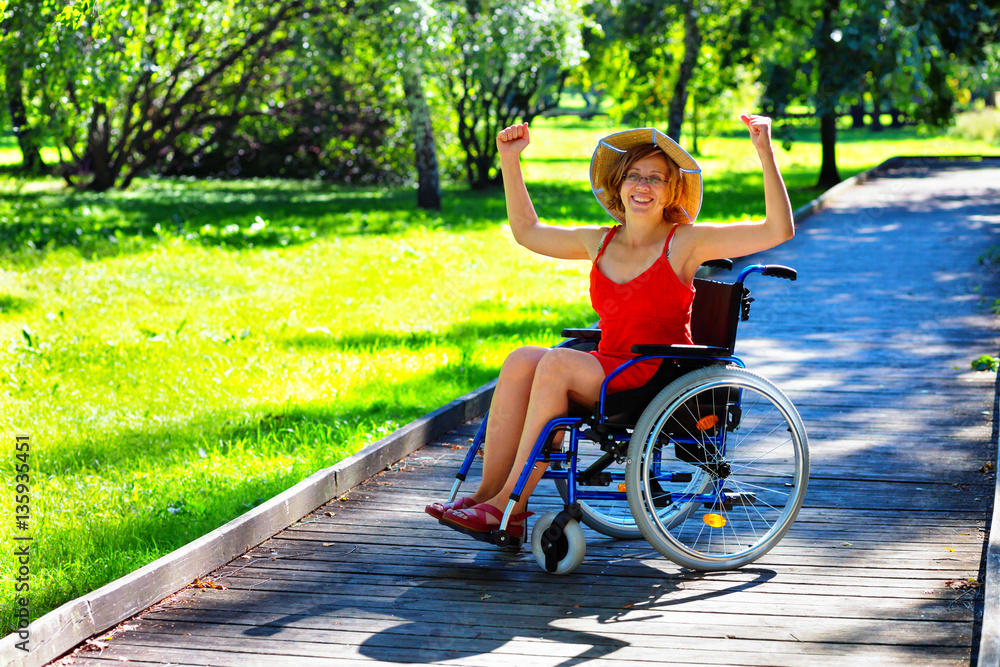 Obraz premium woman on wheelchair rising hands up