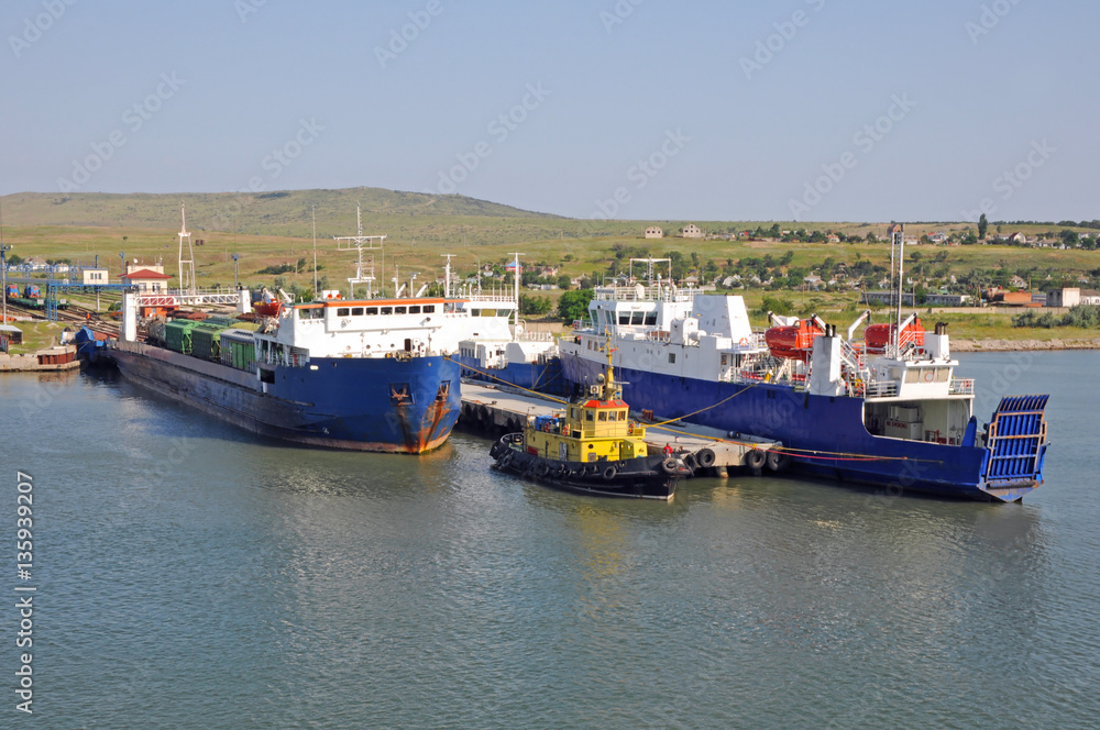 Naklejka premium Ships in the Russian port 