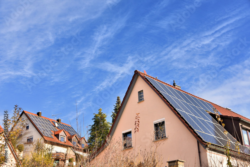 Wohnhäuser mit Solardächern