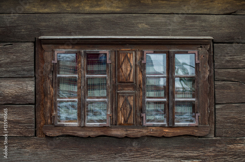 Rustic window © Menta