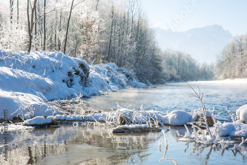 Winter Fluss Dunst blauer Himmel gefroren