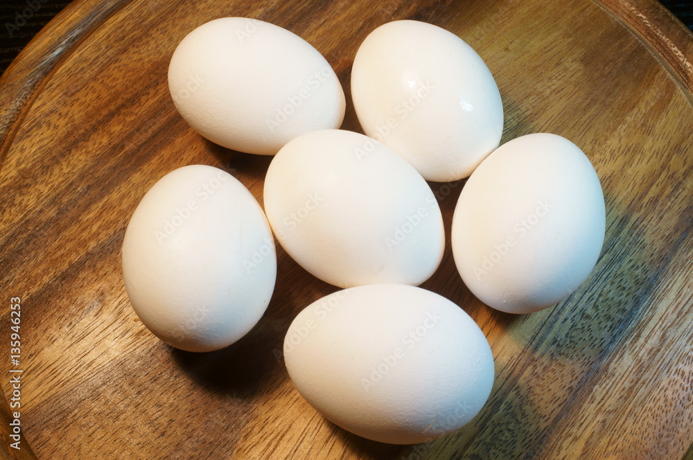 sei uova bianche