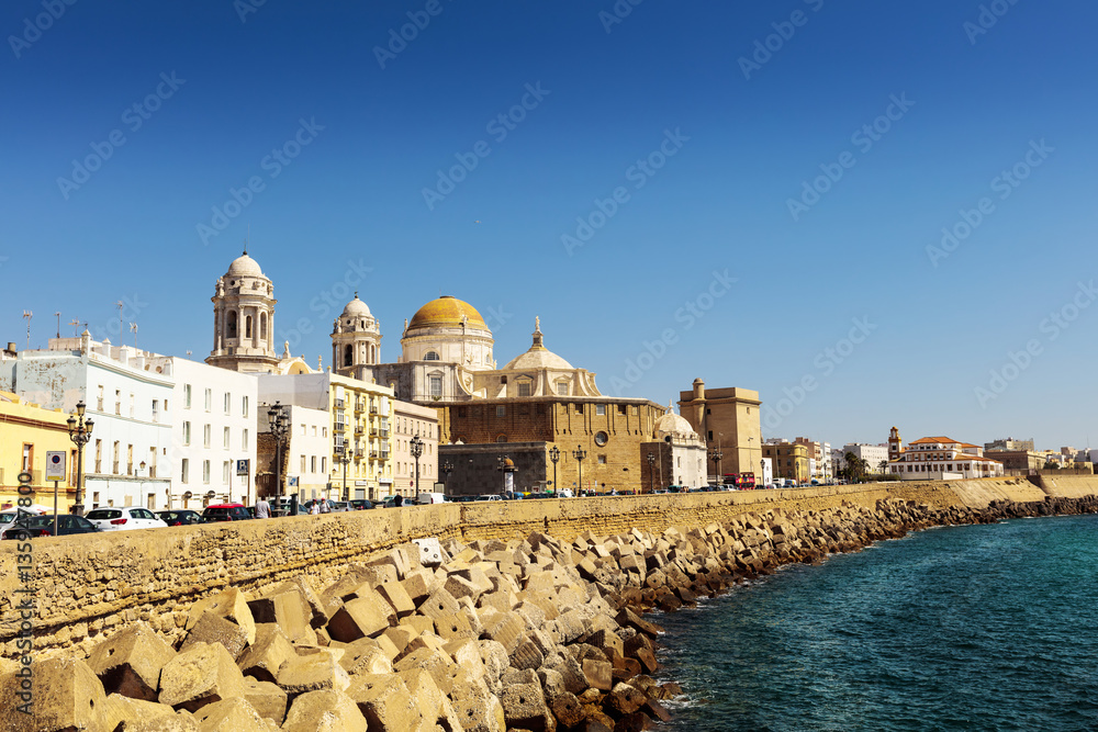 Fototapeta premium Seafront view of Cadiz with historic cathedral. 