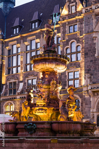 Fotobehang Jubiläumsbrunnen un Rathaus in Wuppertal-Elberfeld, Deutschland