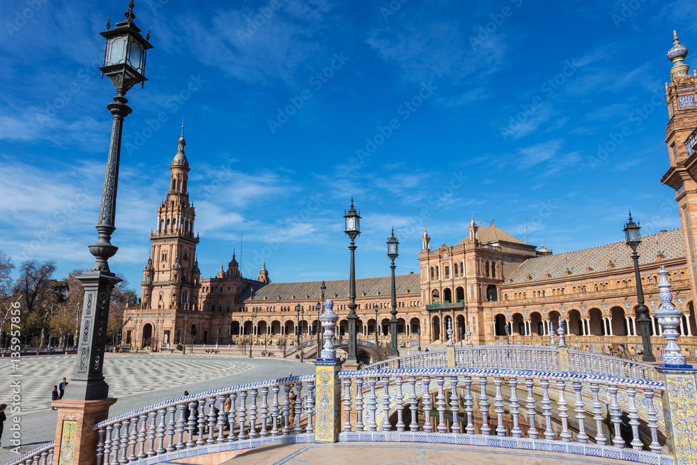 Fototapeta premium Vue d'une tour, du pont de la Place d’Espagne, Seville, Espagne 