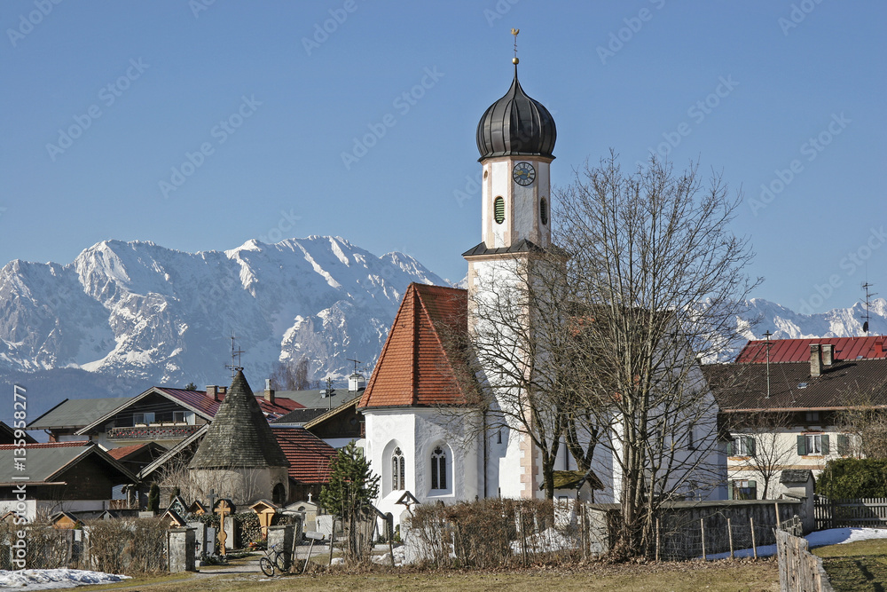 Fototapeta premium Dorfkirche mit Friedhof