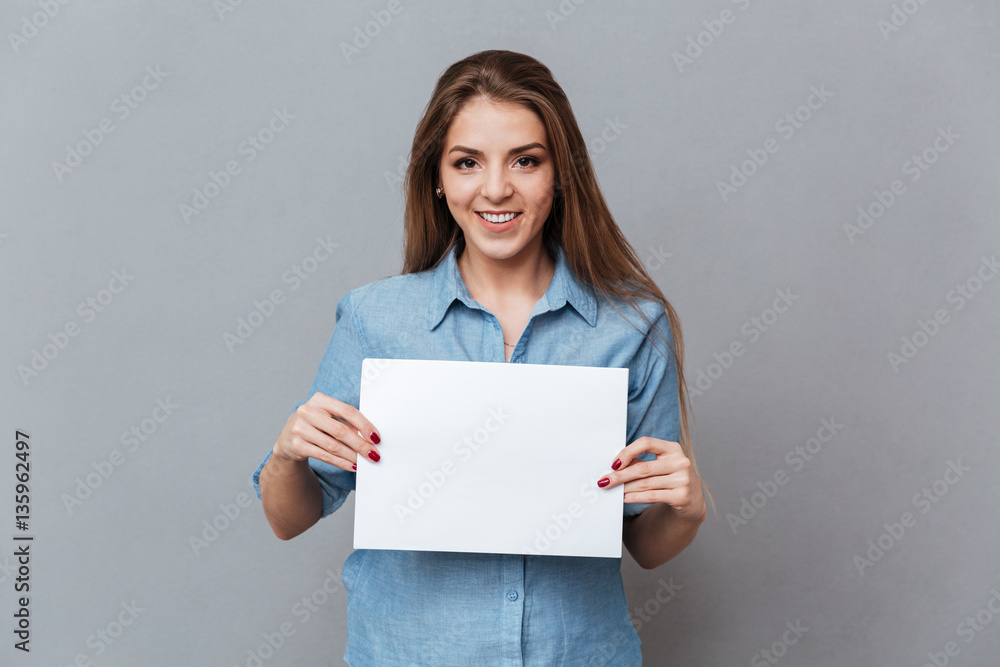 Naklejka premium Woman in shirt showing blank board
