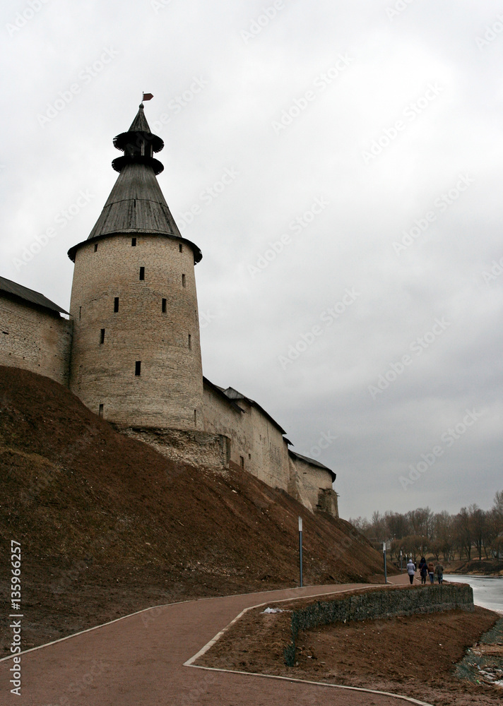 tower, high, wall, Pskov, Kremlin, medieval, fortress, monument, architecture, sightseeing, walking, travel, tourism, spring, cloudy, sight, old, historic, building, path, esplanade, defense, Russia.