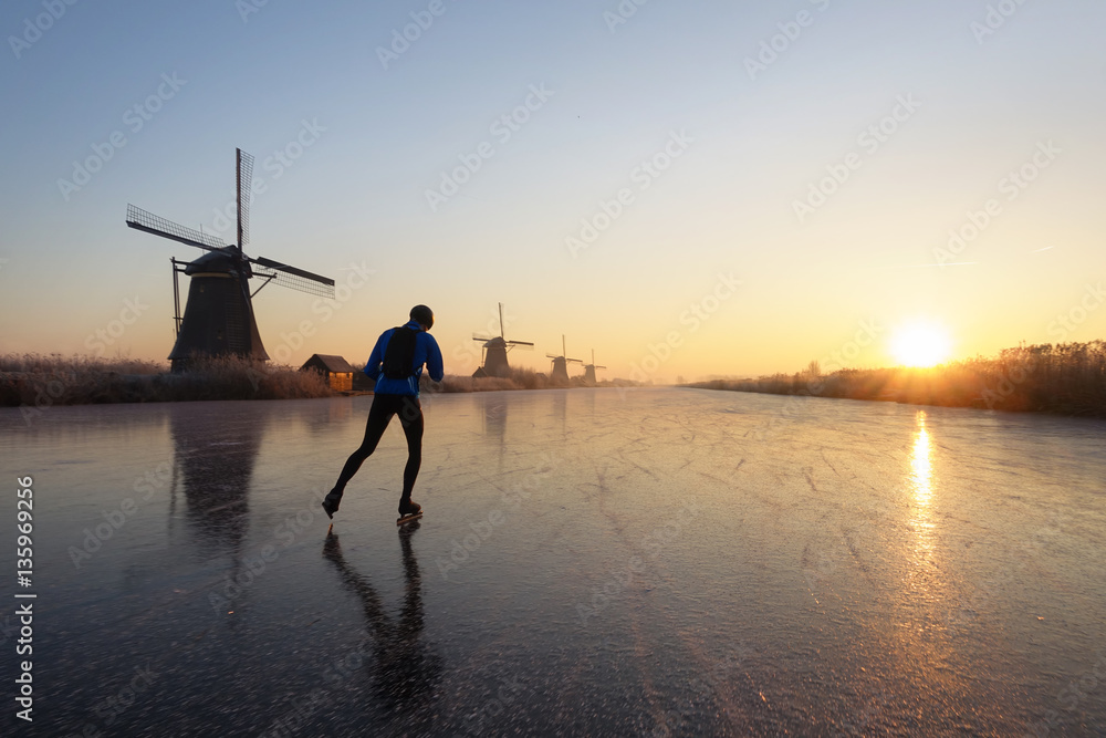 Ice skating at sunrise in the Netherlands - obrazy, fototapety, plakaty 