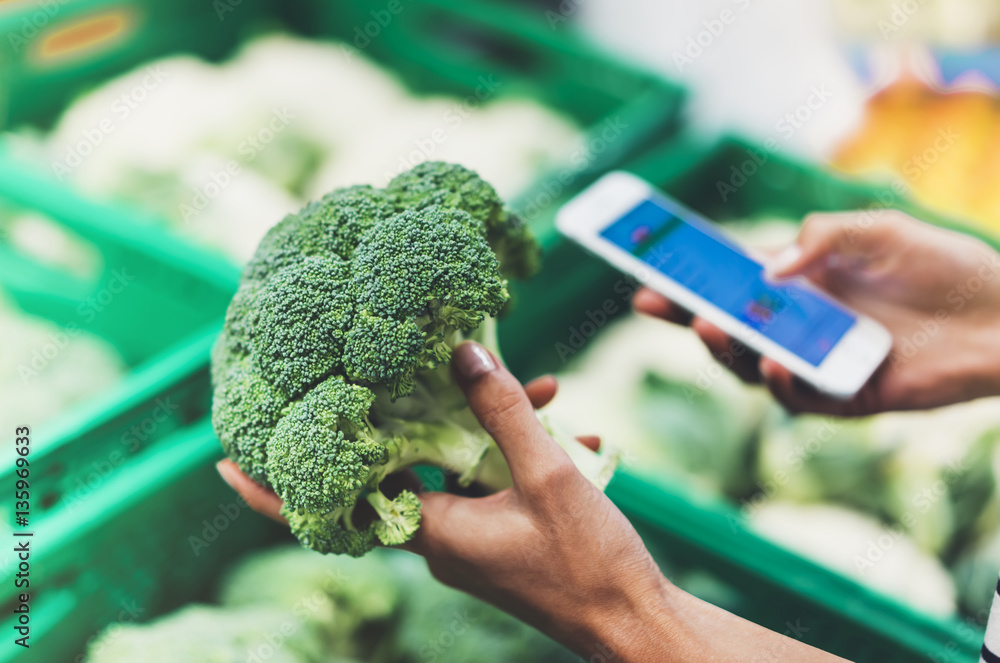 Φωτογραφία Young woman shopping healthy food in supermarket blur background