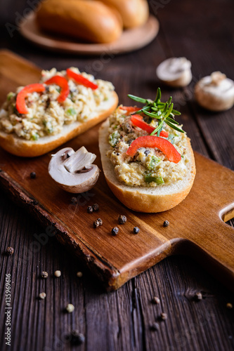Chicken meat spread with mushrooms, pepper and egg