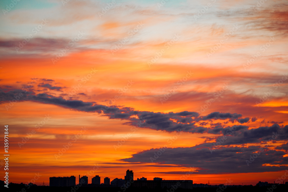 Naklejka premium Wschód słońca w krajobrazie miasta. Miejski zachód słońca. Promienie słońca powyżej t