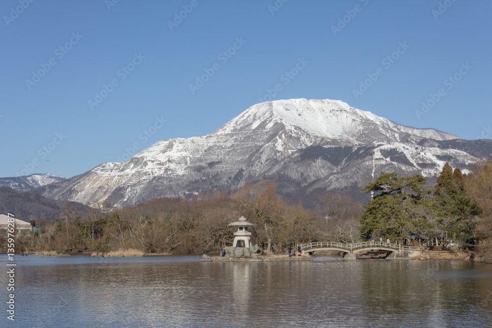 三島池から見る冠雪の伊吹山