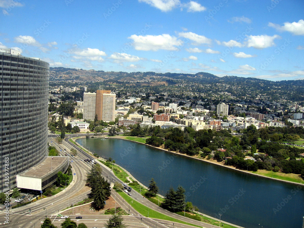 Obraz premium Aerial view of Lake Merritt, Oakland