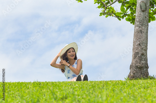 公園の緑と女性