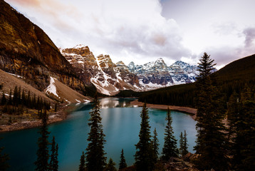 Papier peint photo Canada Moraine Lake and the Valley of the Ten Peaks  © muddymari