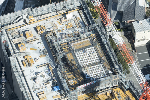 建築 超高層ビル建設現場 俯瞰 工事 現場 ハイアングル 耐震性 構造 クレーン 東京都心