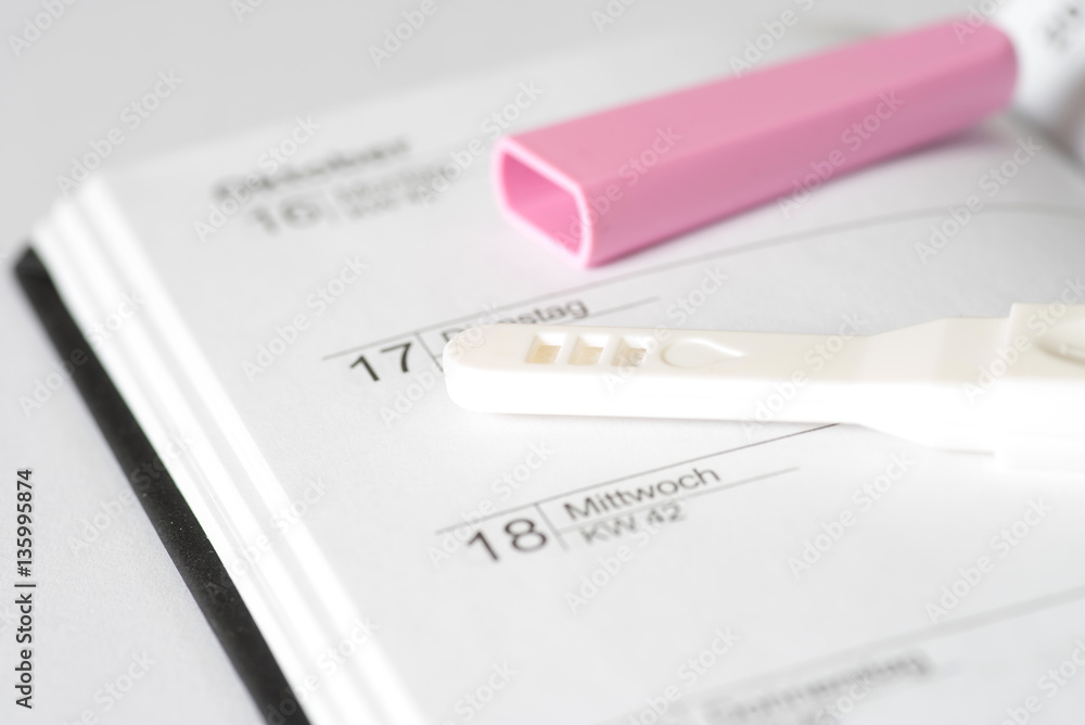 Ein Kalender und ein Schwangerschaftstest Stock-Foto  Adobe Stock
