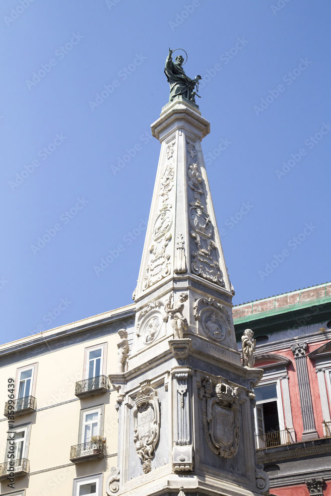 ナポリ ジェズ・ヌオーヴォ広場にあるインマコラータの塔