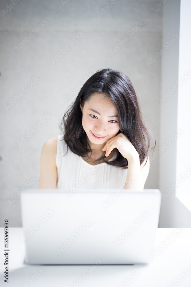 パソコンを使う女性