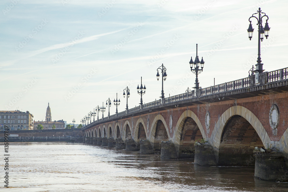 Fototapeta premium ボルドー ピエール橋とガロンヌ川