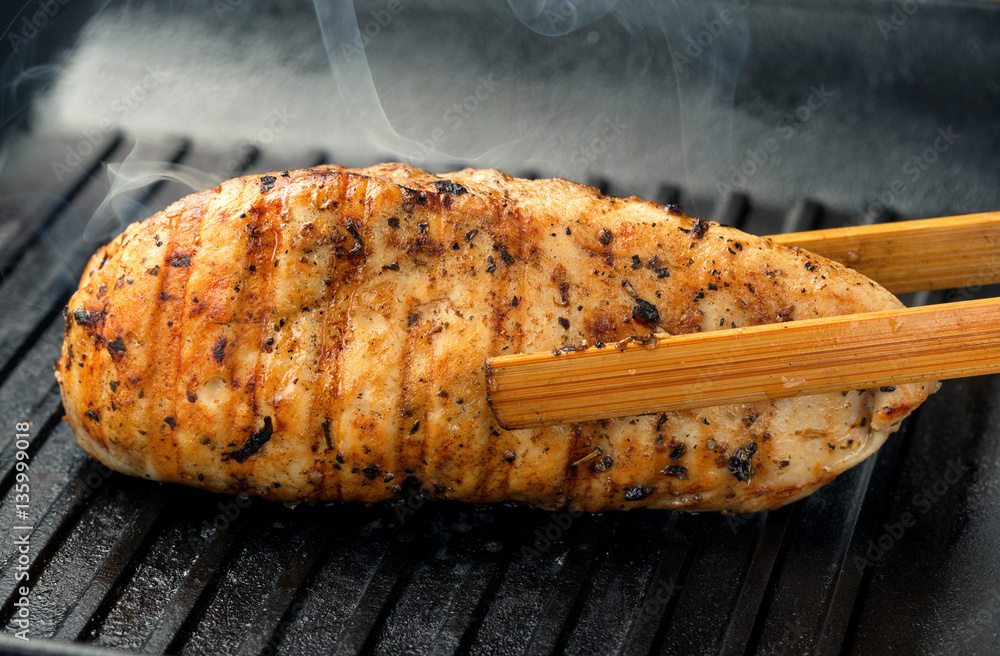 Chicken steak grilled on a cast iron skillet grill Stock-Foto | Adobe Stock