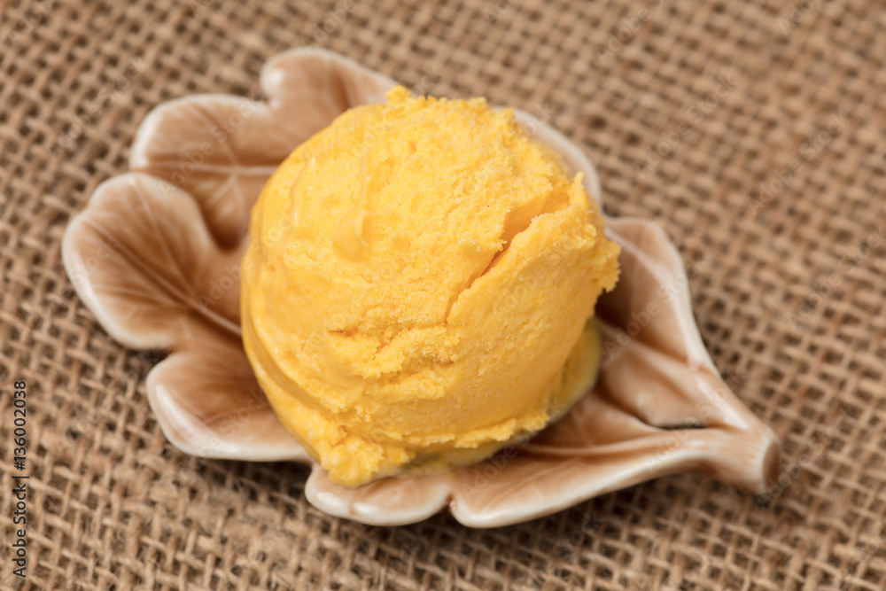 Kugel Mangoeis in Schale Stock Photo | Adobe Stock Kugel Mangoeis in Schale Stock Photo | Adobe Stock