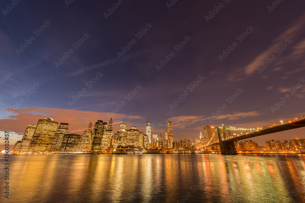 Fototapeta premium Night view of Manhattan and Brooklyn bridge