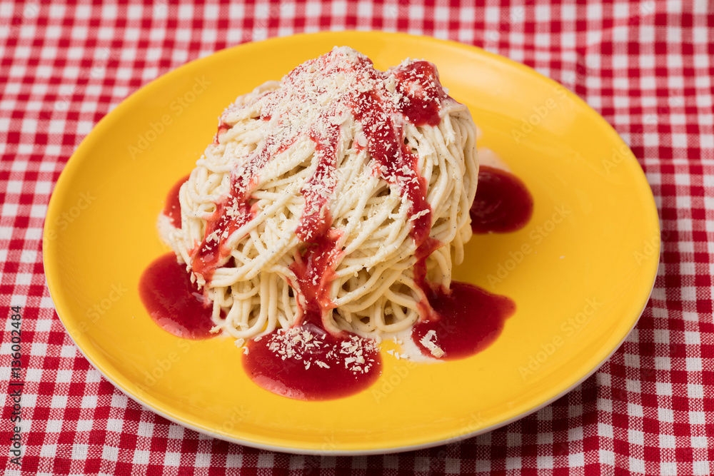 Selbstgemachtes Spaghettieis mit Erdbeersauce auf Teller Stock Photo ...