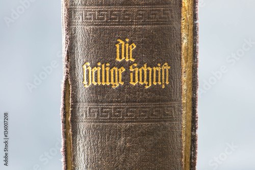 Φωτογραφία alter Einband einer Bibel
