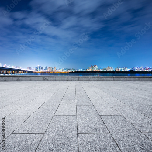 Canvas Print cityscape and skyline of seoul at night from empty floor