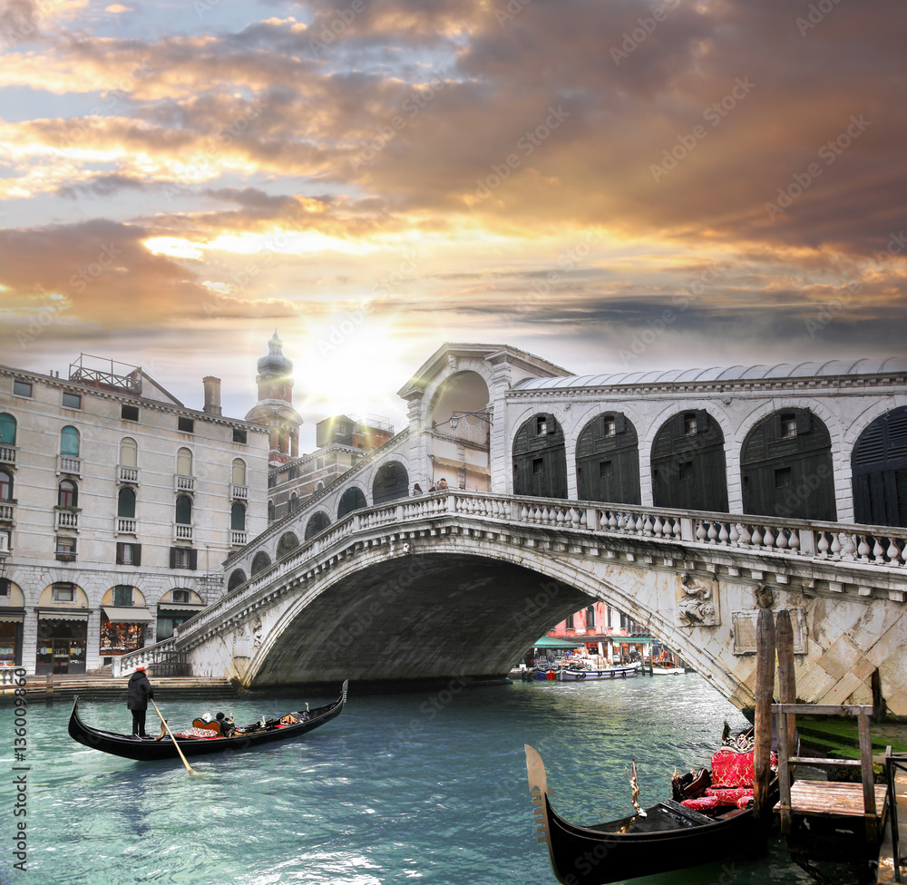 Venice, Rialto bridge and with gondola on Grand Canal, Italy - obrazy, fototapety, plakaty 