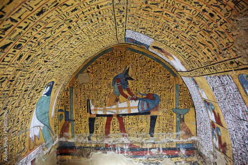 Fotografia Wall painting and decoration of the tomb: ancient Egyptian gods and hieroglyphs