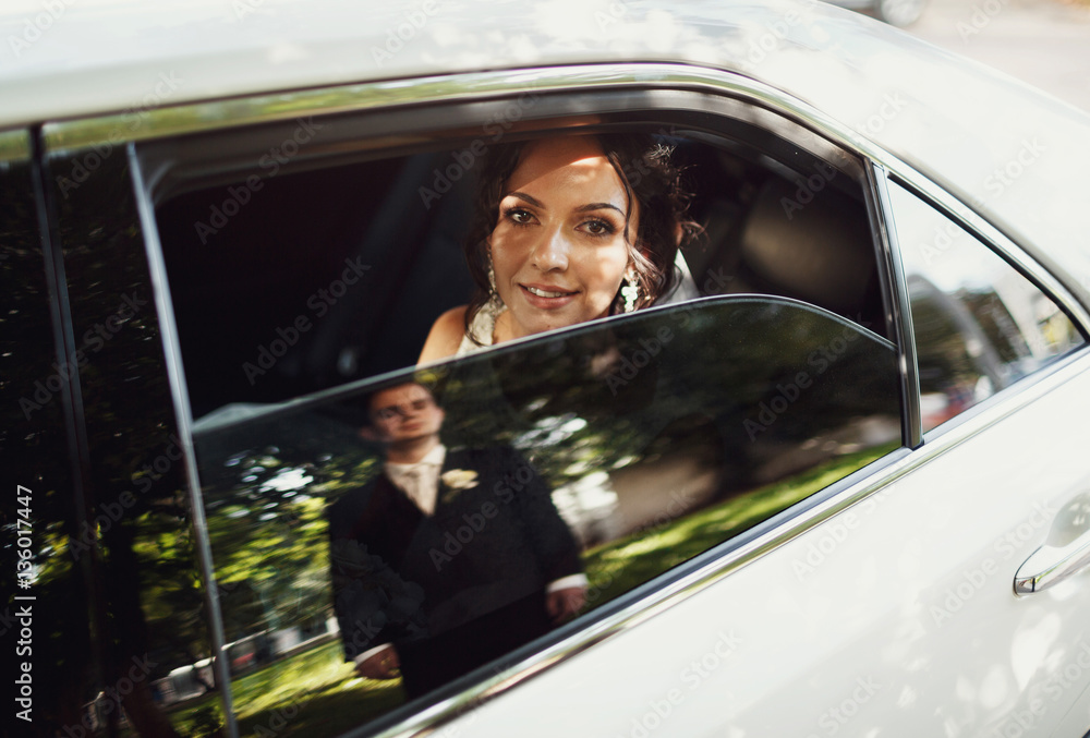 Φωτογραφία Pretty bride in the gorgeous wedding limo