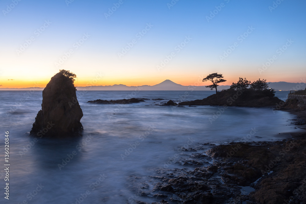 立石公園から望む夕暮れの富士山