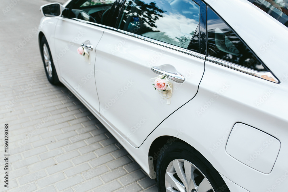 White Hyundai with handles decorated with pink and white roses for wedding cortege