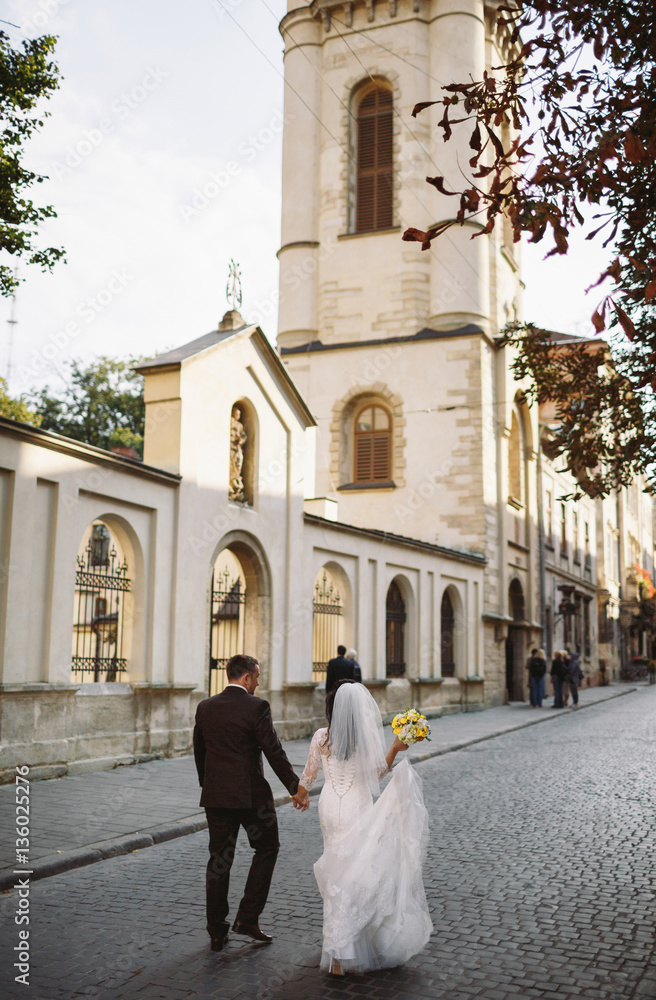 Obraz premium Lovely walk of the couple next to the church