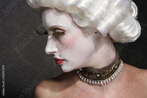 Tableau sur toile maquillage femme déguisée en marquise du dix-huitième siècle,