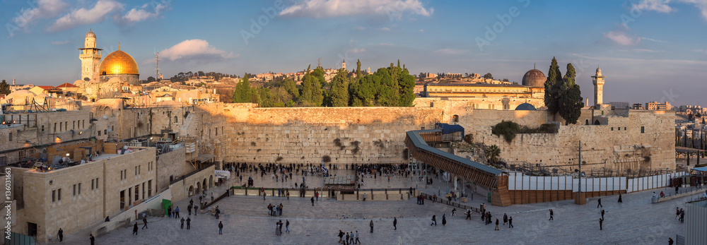 Fototapeta premium Panoramiczny widok na Wzgórze Świątynne w Jerozolimie o zachodzie słońca, w tym Ściana Płaczu i złota Kopuła na Skale.