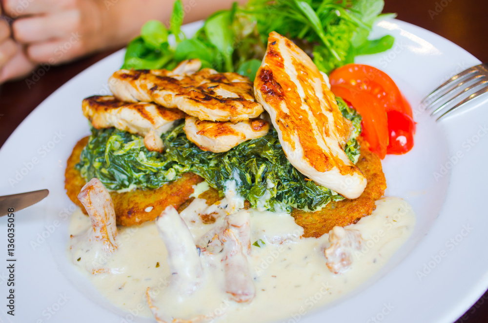 Delicious chicken with spinach and potato pancakes Delicious chicken with spinach and potato pancakes