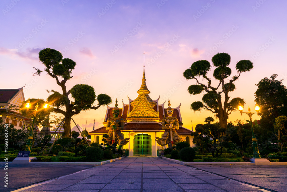 Fototapeta Kultowe wnętrze Wat Arun w Bangkoku w Tajlandii.