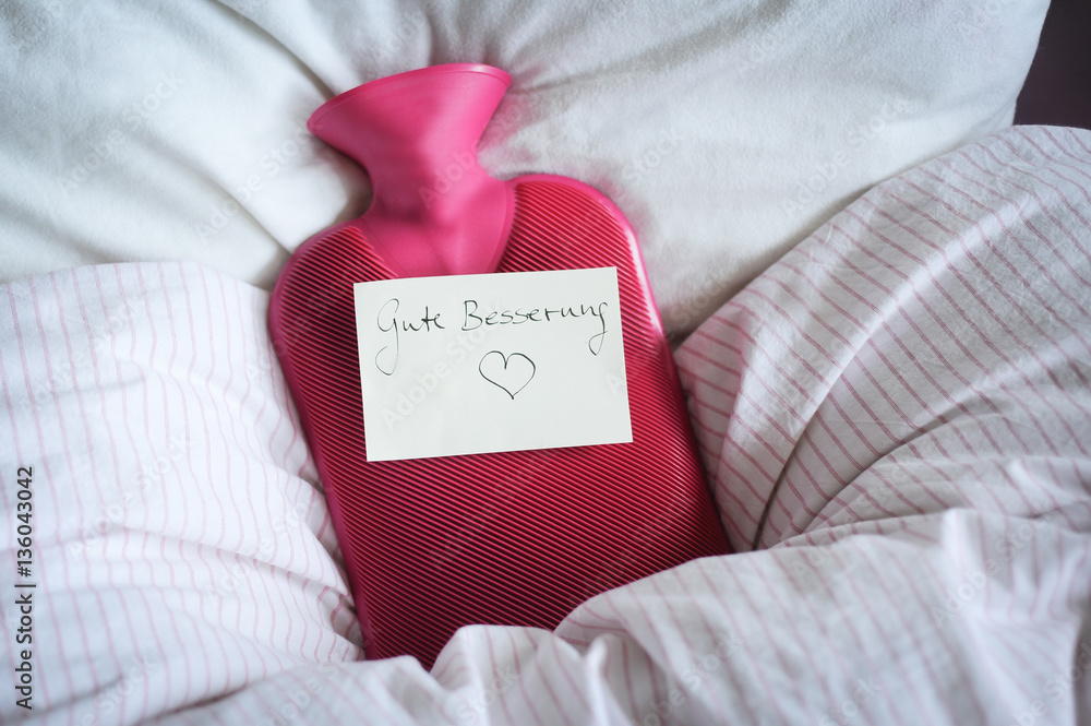 Wärmflasche im Bett zur Besserung von Schmerzen und Krankheiten Stock Photo  | Adobe Stock