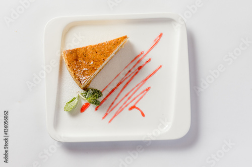 вкусный творожный маковый десерт на белом фоне