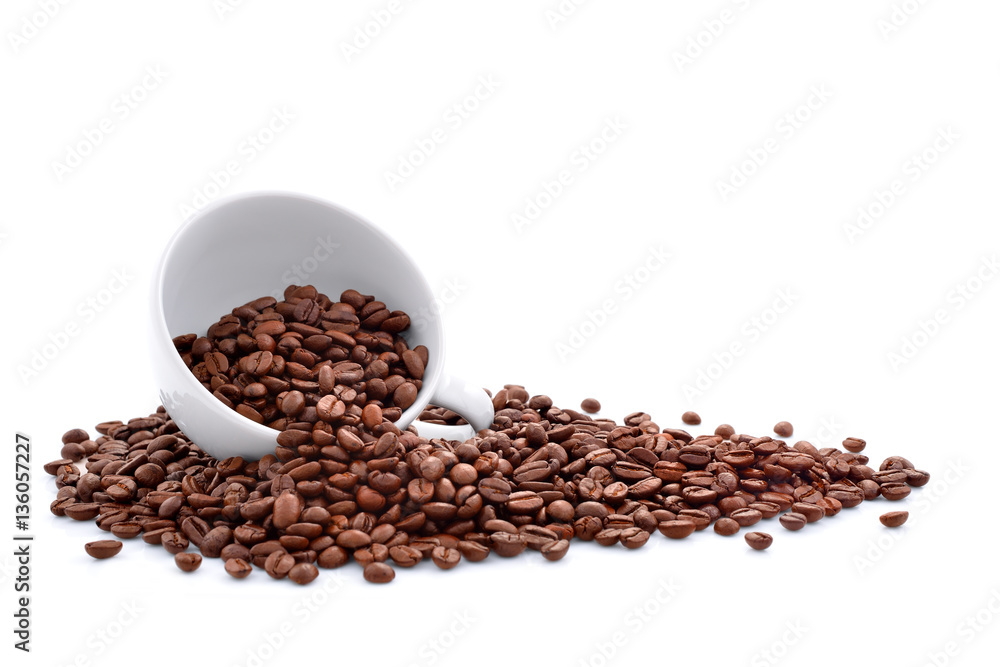 Obraz premium Coffee beans in coffee cup isolated on white