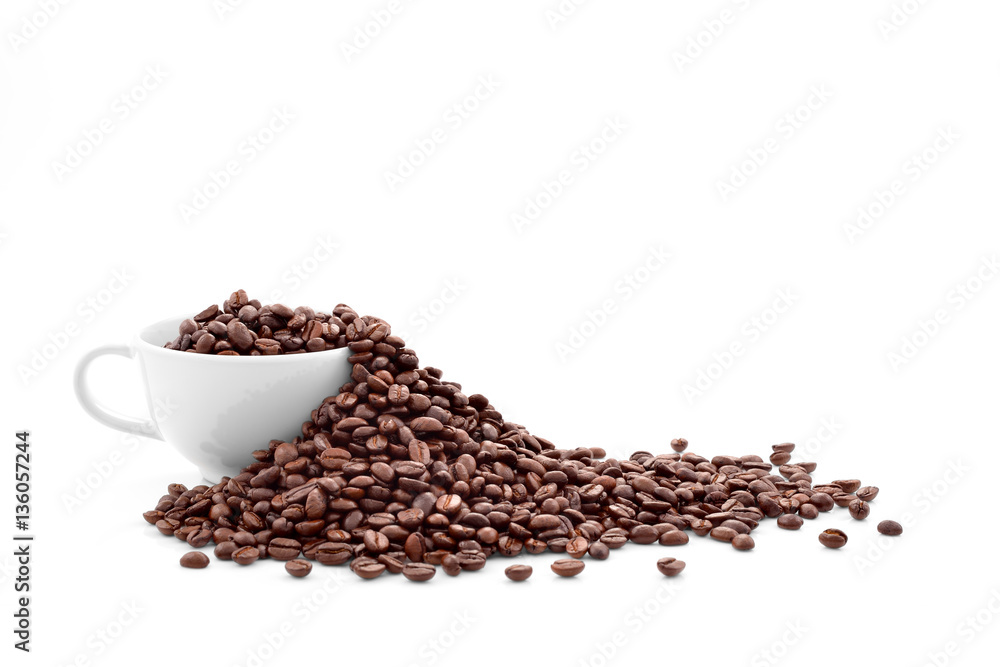 Naklejka premium Coffee beans in coffee cup isolated on white